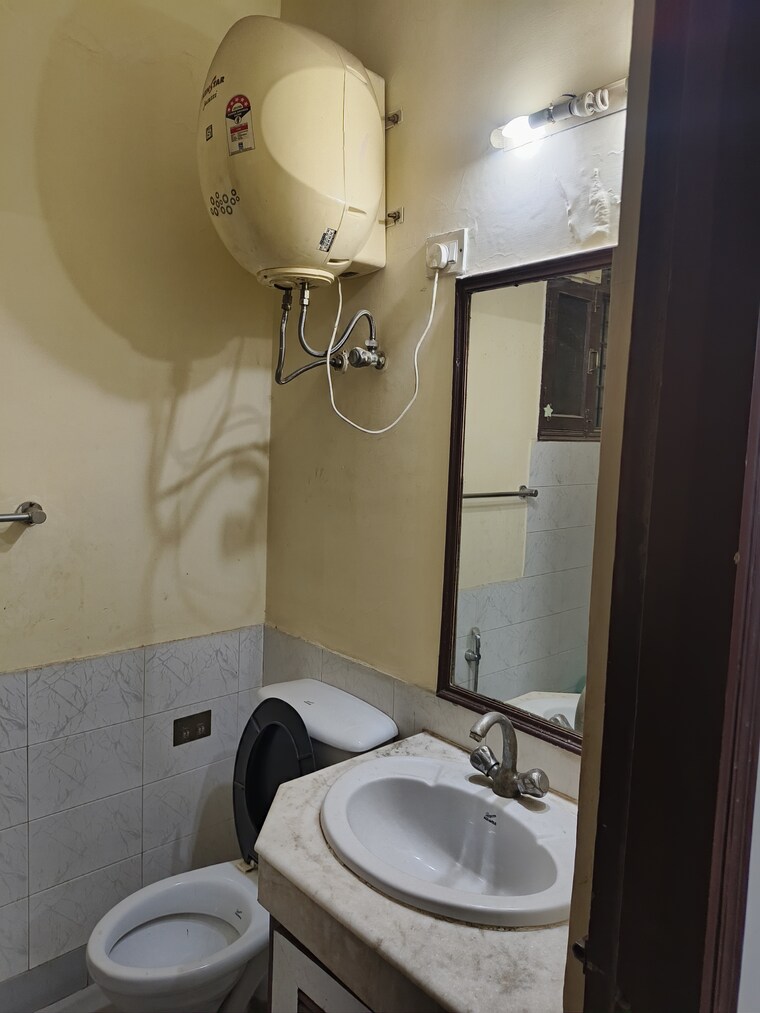 Bathroom, unitech-south-city-ii 3 Bedroom 2000 Sq.Ft. Builder Floor In Sector 50 Gurgaon 9554553
