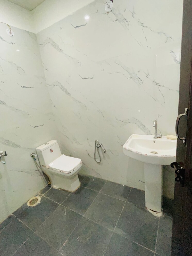 Bathroom, sector 23a 3 Bedroom 2000 Sq.Ft. Builder Floor In Sector 23a Gurgaon 9554568