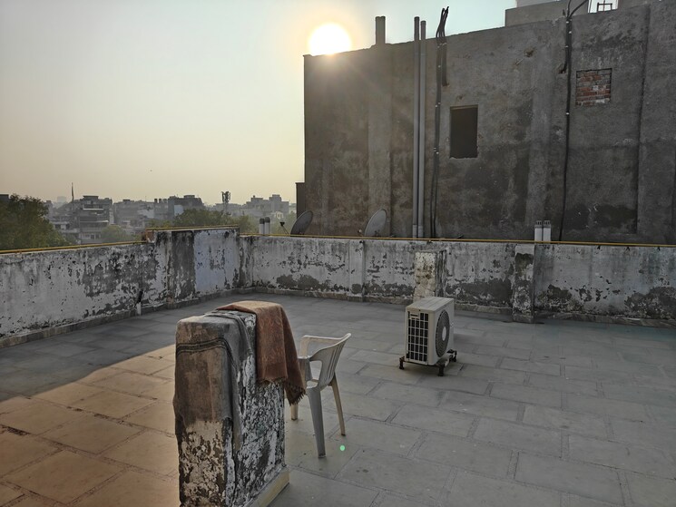 Terrace, mukherjee nagar 3 Bedroom 1440 Sq.Ft. Builder Floor In Mukherjee Nagar Delhi 9554591