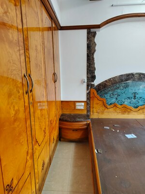 Furnished Amenities in 3 BHK Apartment at Khar West – for Rent