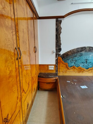 Furnished Amenities in 3 BHK Apartment at Khar West – for Rent