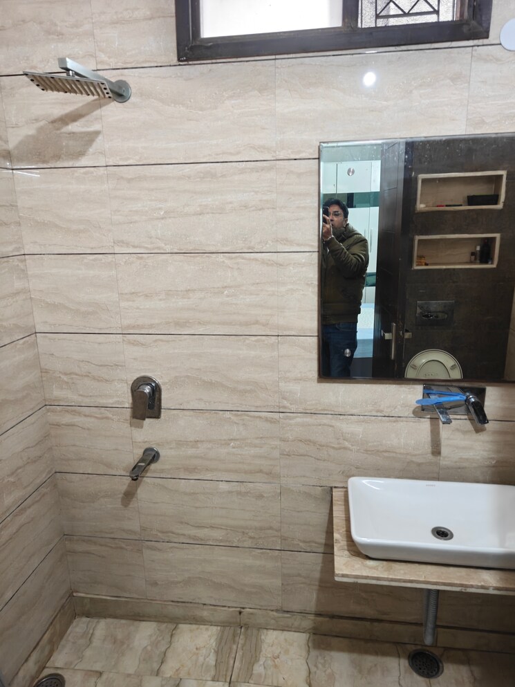 Bathroom, mukherjee nagar 3 Bedroom 1440 Sq.Ft. Builder Floor In Mukherjee Nagar Delhi 9554591