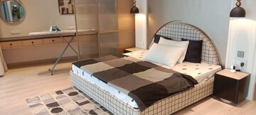 Bedroom in 5 BHK Apartment at Lower Parel – for Rent