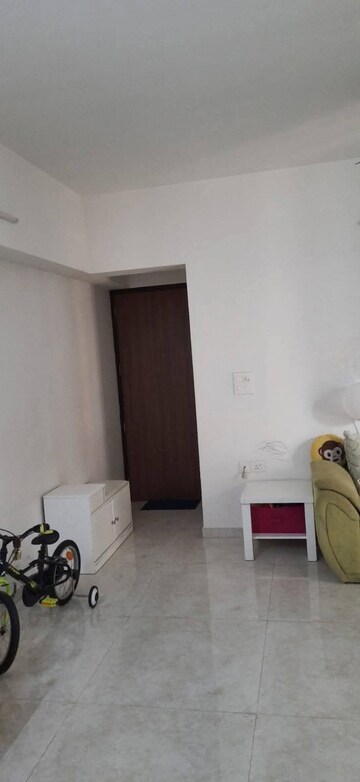 Room in 1 BHK Apartment at Lodha Amara, Kolshet Road – for Rent