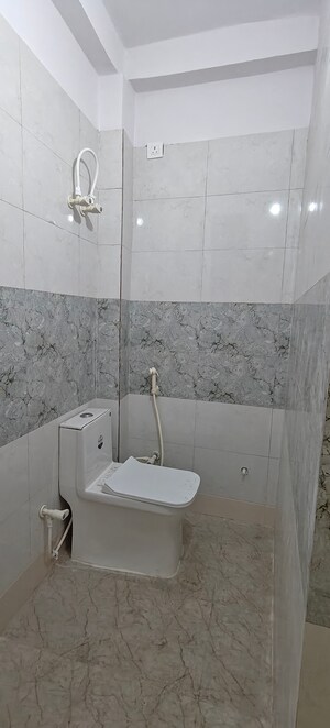 Bathroom in 1 BHK Builder Floor at Mayur Vihar 1 – for Rent