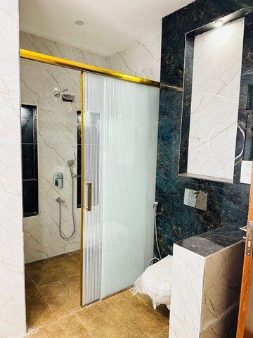 Building Lobby in 3 BHK Builder Floor at DLF Cyber Park, Sector 20 – for Rent