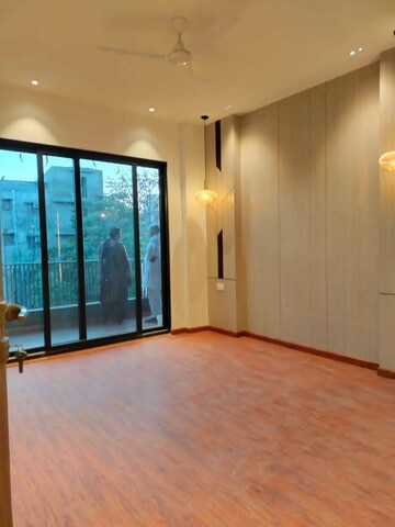 Room in 4 BHK Builder Floor at DLF Cyber Park, Sector 20 – for Rent