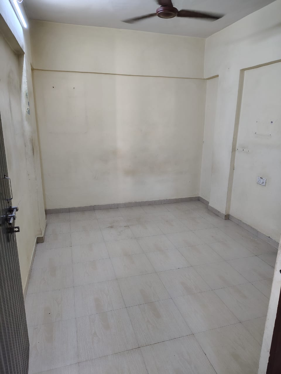 Retail Shop For Rent in Dheeraj Apartment Malad East