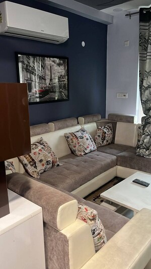 Living Room in 2.5 BHK Builder Floor at Dlf Cyber City, Sector 24 – for Rent