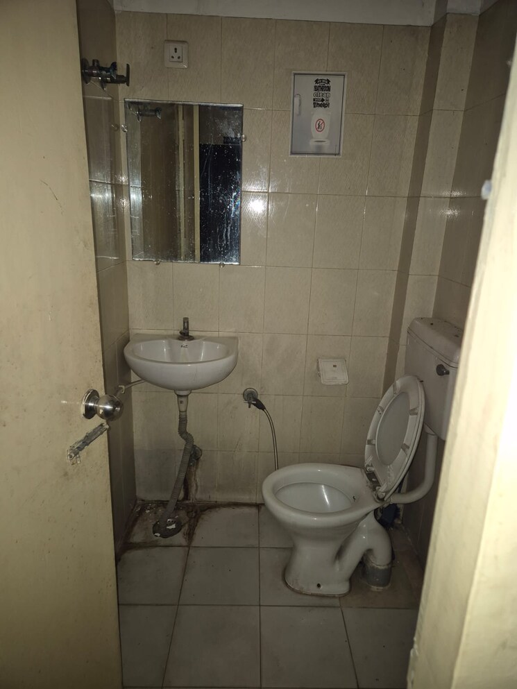 Bathroom, gomti nagar Commercial Office Space 1400 Sq.Ft. In Gomti Nagar Lucknow 9554831