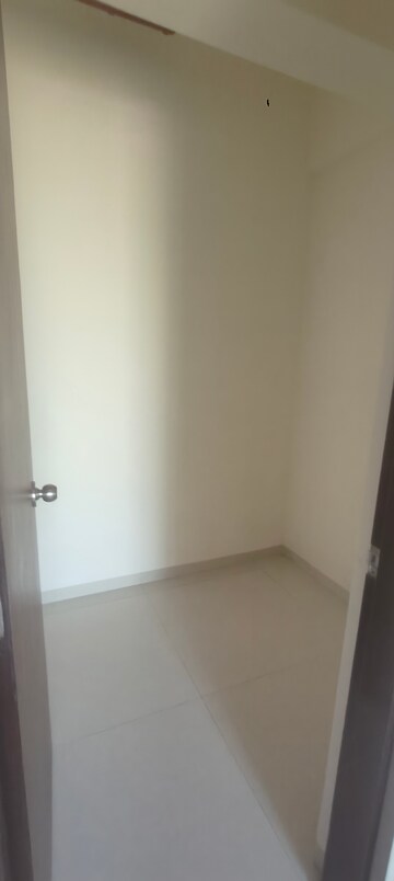 Room in 3.5 BHK Apartment at Kapur Bawdi – for Rent
