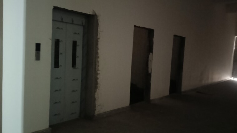 Room, vanmala-compound Commercial Warehouse 15000 Sq.Yd. In Dapode Thane 9554899