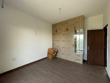 Room in 3 BHK Villa at BPTP Amstoria, Sector 102 – for Rent