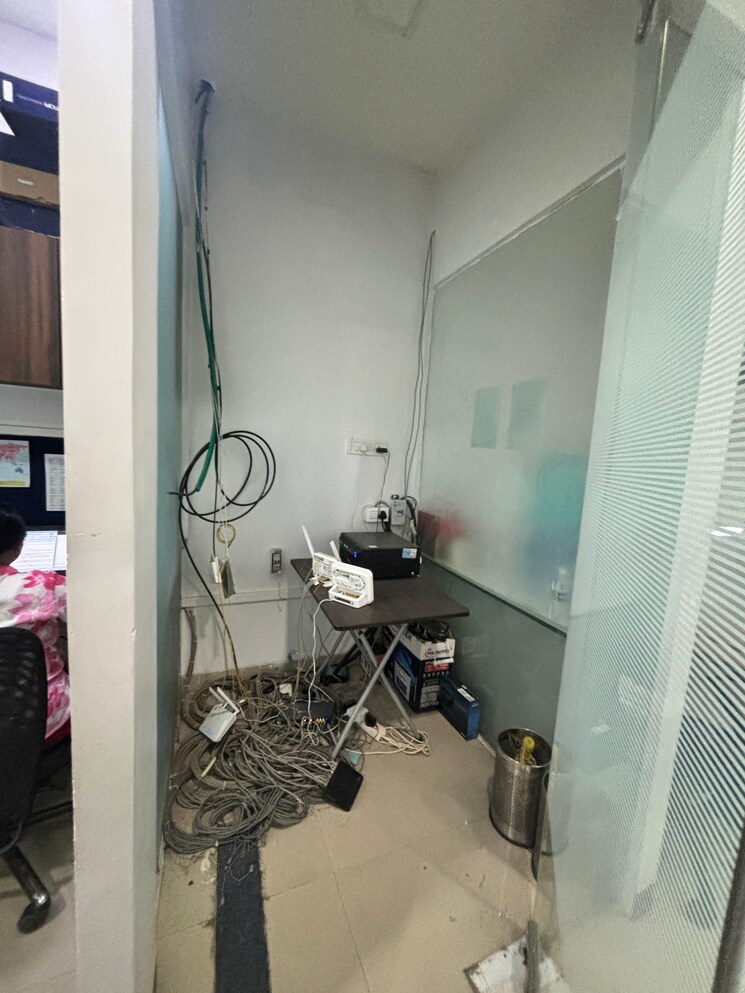 Team Area, platinum-techno-park Commercial Office Space 650 Sq.Ft. In Vashi Sector 30 Navi Mumbai 9555037