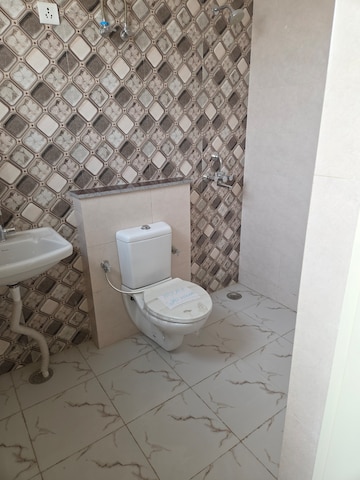 Bathroom in 4 BHK Builder Floor at Vetruvia Homes 3, Sector 17 – for Rent