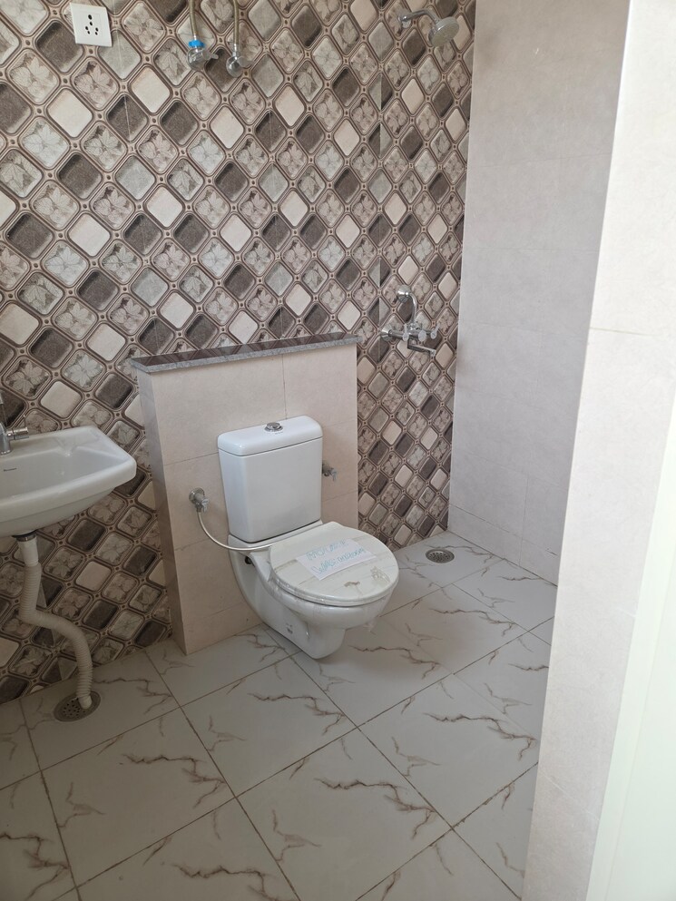 Bathroom, vetruvia-homes-3 4 Bedroom 350 Sq.Yd. Builder Floor In Sector 17 Faridabad 9555055