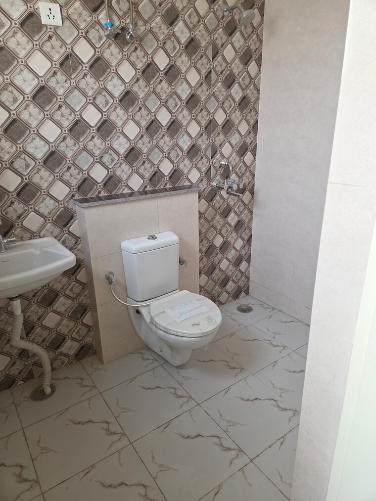 Bathroom, vetruvia-homes-3 4 Bedroom 350 Sq.Yd. Builder Floor In Sector 17 Faridabad 9555055