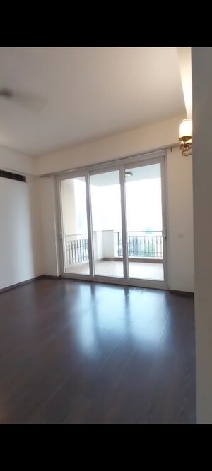 Room in 3.5 BHK Apartment at Emaar The Palm Springs, Sector 54 – for Sale