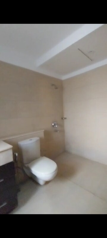 Room in 3.5 BHK Apartment at Emaar The Palm Springs, Sector 54 – for Sale