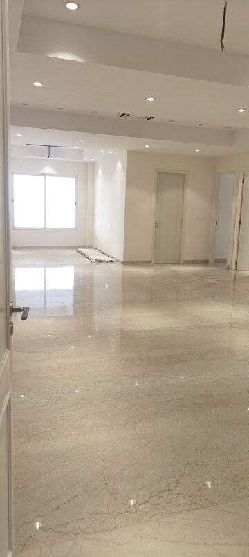 Room in 3 BHK Apartment at Indiabulls Sky Forest, Lower Parel – for Rent