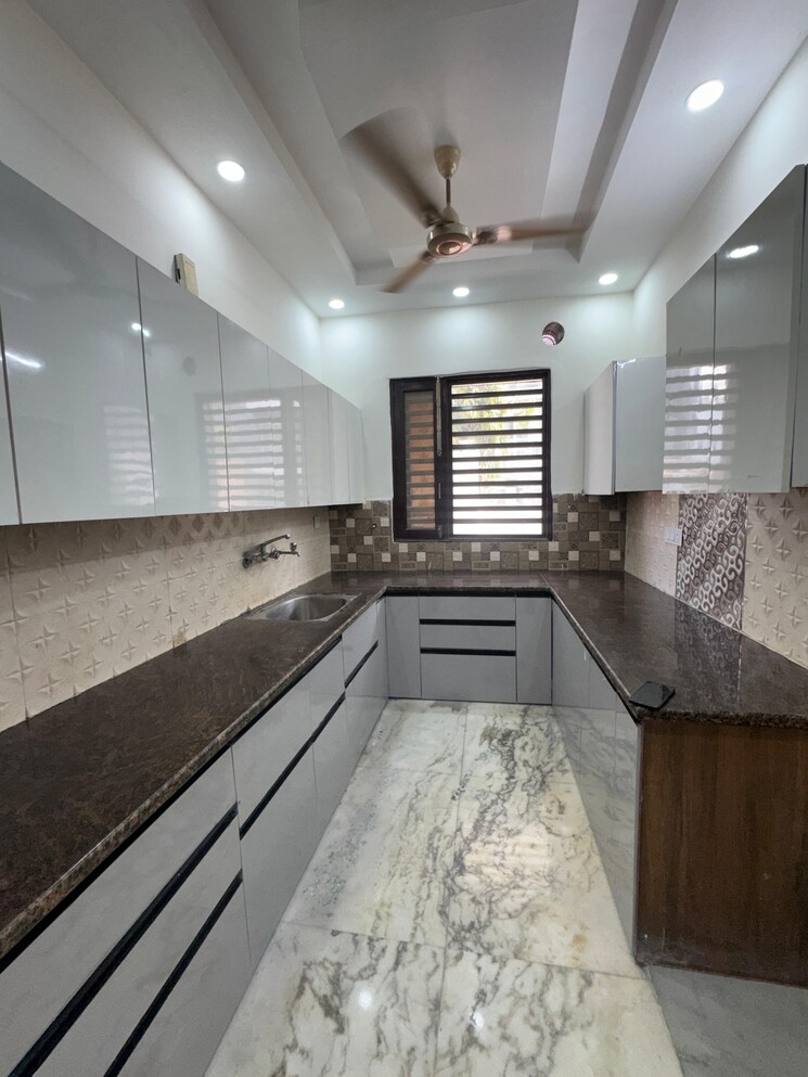 Kitchen, green fields colony 3 Bedroom 201 Sq.Yd. Builder Floor In Green Fields Colony Faridabad 9555150