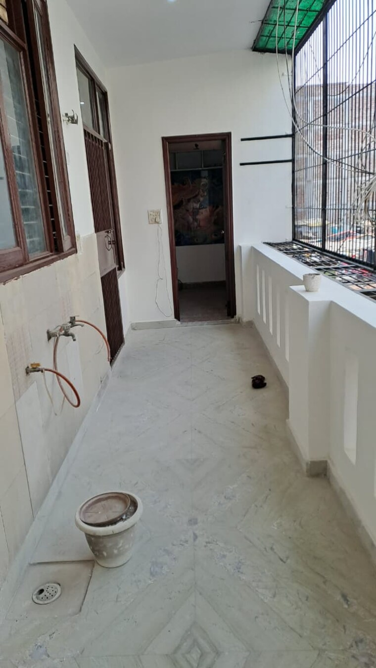 Balcony, green fields colony 3 Bedroom 250 Sq.Yd. Builder Floor In Green Fields Colony Faridabad 9555177