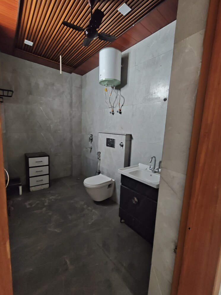 Bathroom, sector 31 3.5 Bedroom 2250 Sq.Ft. Builder Floor In Sector 31 Faridabad 9555199