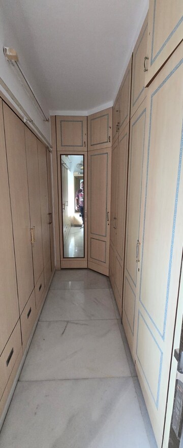 Room in 3 BHK Apartment at Felicia Apartment, Pali Hill – for Rent