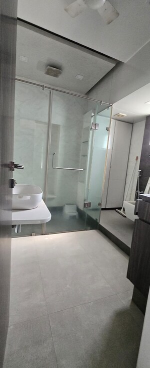 Bathroom in 3 BHK Apartment at Felicia Apartment, Pali Hill – for Rent