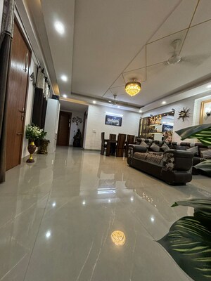 Parking in 3 BHK Builder Floor at Saket – for Rent