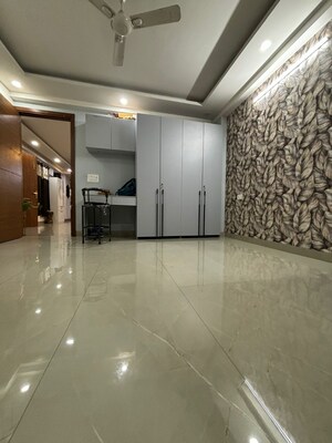 Parking in 3 BHK Builder Floor at Saket – for Rent