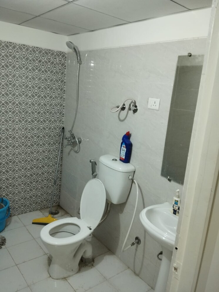 Bathroom, gaur-city-2-14th-avenue 1 Bedroom 550 Sq.Ft. Apartment In Sector 16c Greater Noida Greater Noida 9555353