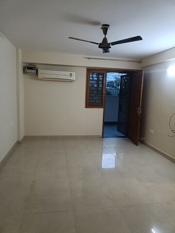 Room in 2 BHK Builder Floor at Ansal API Esencia, Sector 67 – for Rent