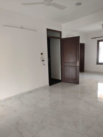 Room in 3 BHK Builder Floor at Sector 52 – for Rent