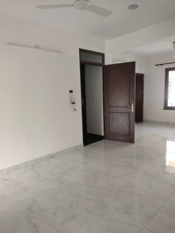 Room, sector 52 3 Bedroom 2700 Sq.Ft. Builder Floor In Sector 52 Gurgaon 9555376