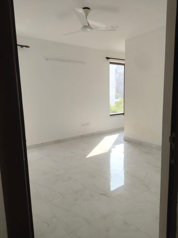 Room in 3 BHK Builder Floor at Sector 52 – for Rent