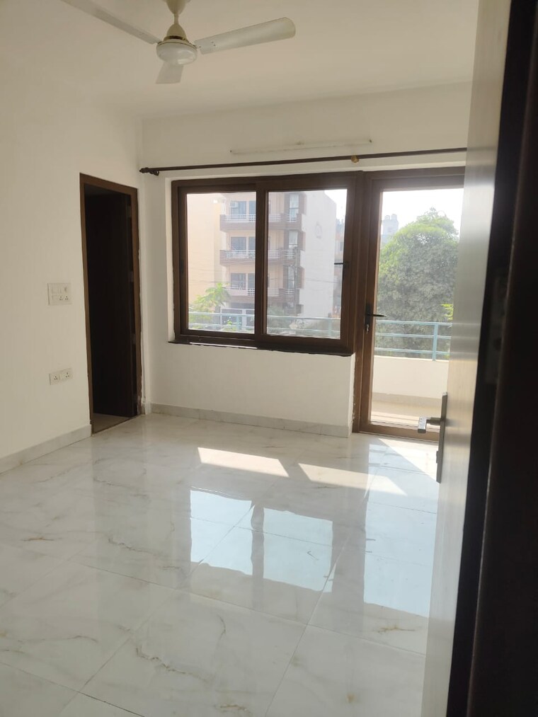 Room, sector 52 3 Bedroom 2700 Sq.Ft. Builder Floor In Sector 52 Gurgaon 9555376