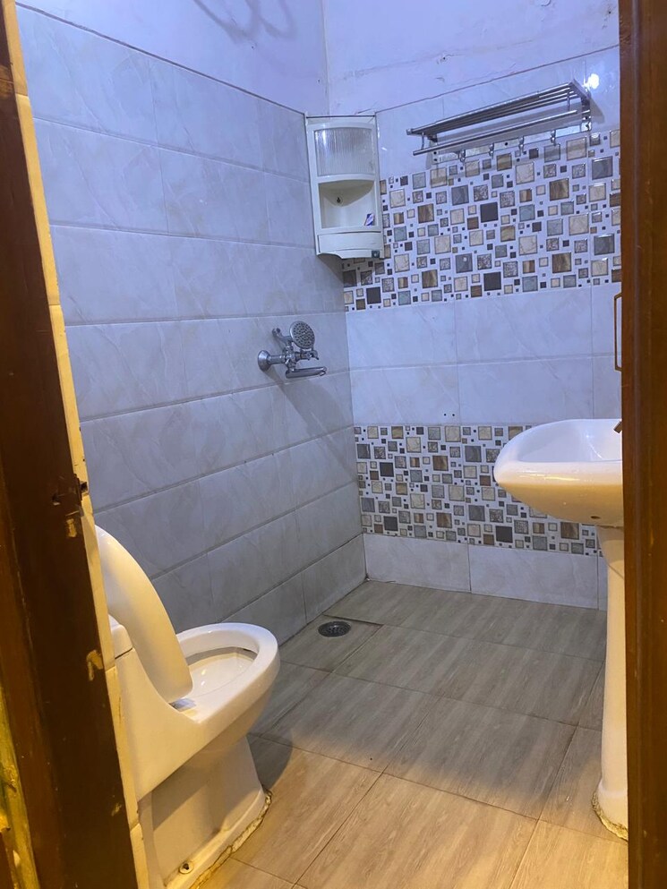 Bathroom, pir machalla 3 Bedroom 1350 Sq.Ft. Apartment In Pir Machalla Zirakpur 9555443