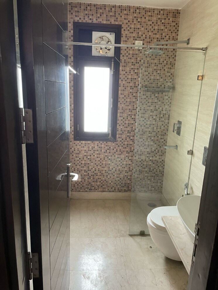 Bathroom, rajiv colony 6+ Bedroom 500 Sq.Yd. Independent House In Rajiv Colony Gurgaon 9555504