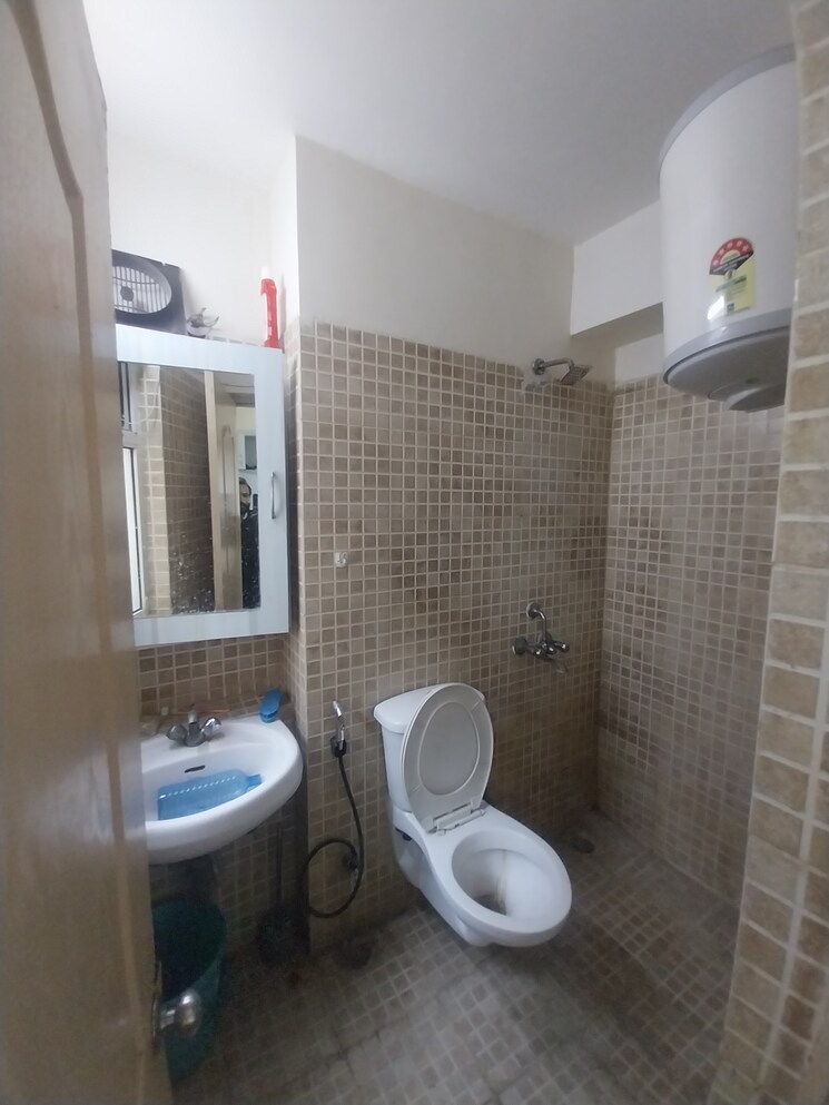 Bathroom, paras-tierea 3.5 Bedroom 1695 Sq.Ft. Apartment In Sector 137 Noida 9555558