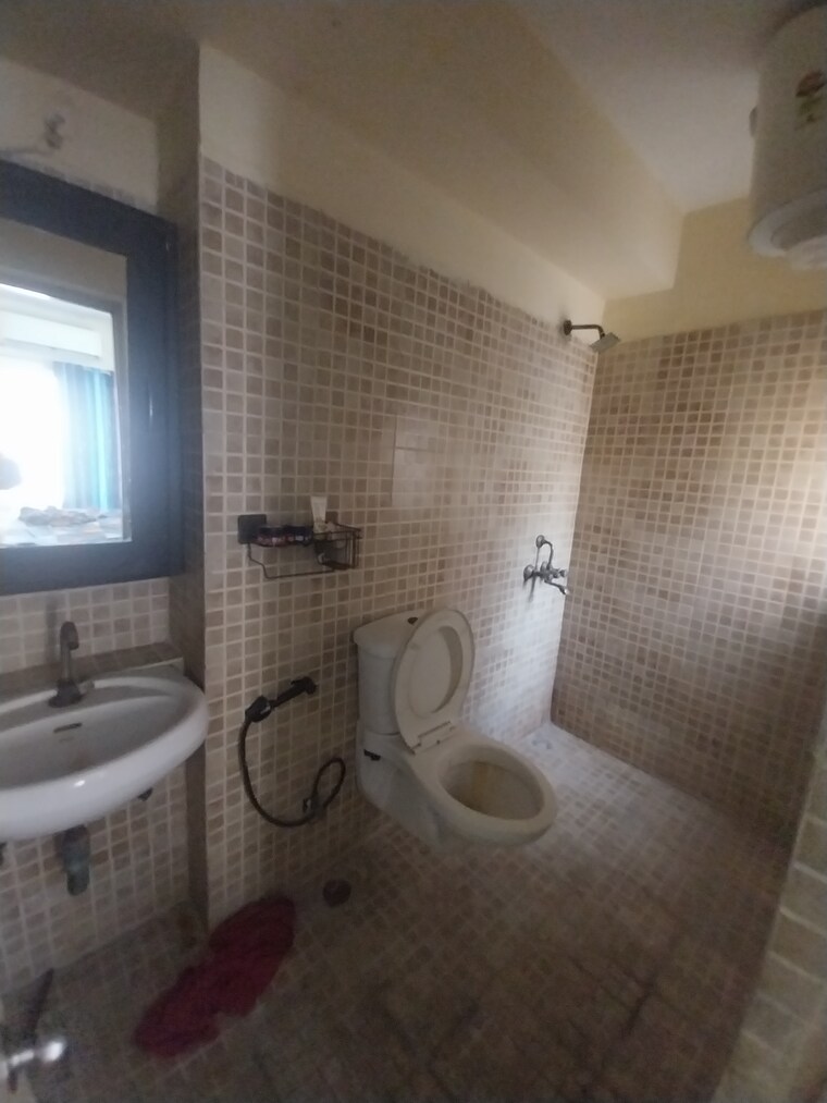 Bathroom, paras-tierea 3.5 Bedroom 1695 Sq.Ft. Apartment In Sector 137 Noida 9555558