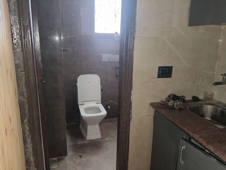 Bathroom, netaji subhash place Commercial Office Space 839 Sq.Ft. In Netaji Subhash Place Delhi 9555548