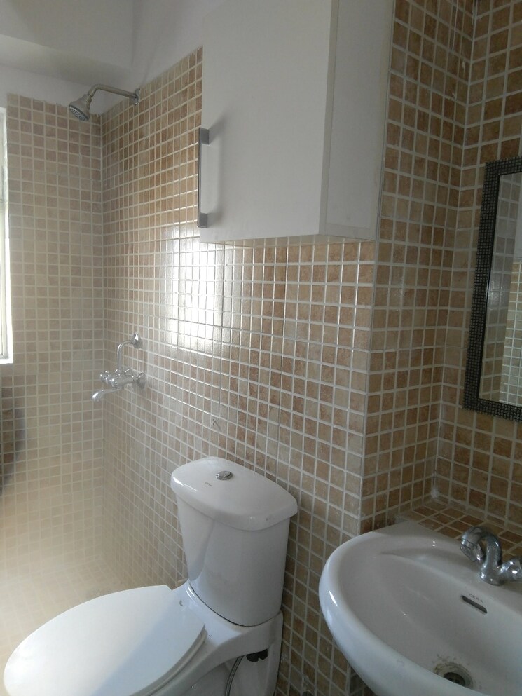 Bathroom, paras-tierea 2.5 Bedroom 1195 Sq.Ft. Apartment In Sector 137 Noida 9555600
