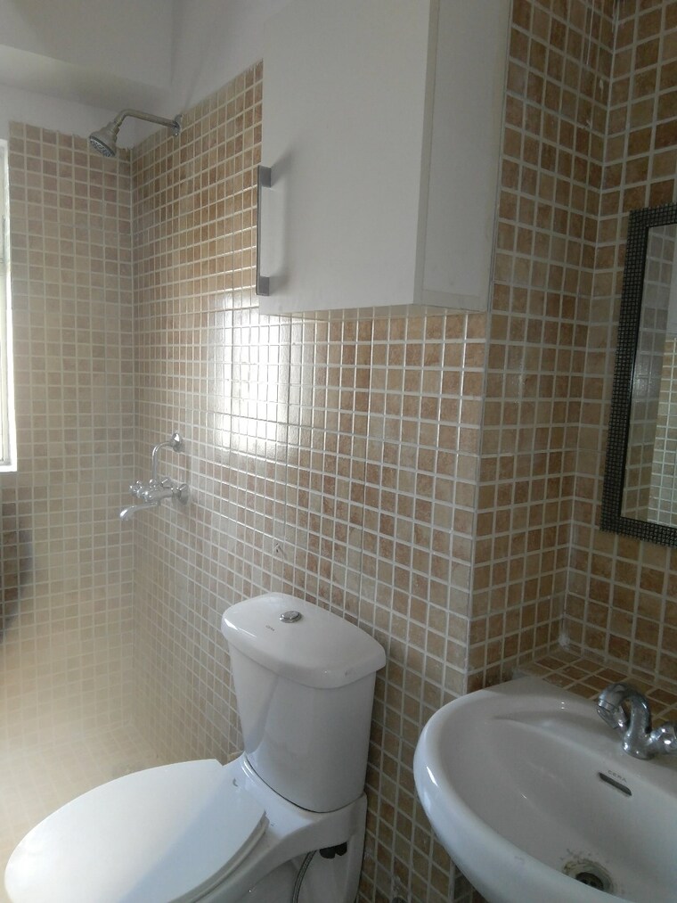 Bathroom, paras-tierea 2.5 Bedroom 1195 Sq.Ft. Apartment In Sector 137 Noida 9555600