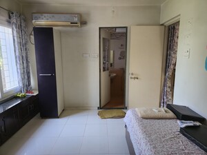 Bedroom in 2 BHK Apartment at Prabhat Road – for Rent