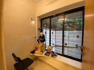 Room in 4 BHK Apartment at Bandra West – for Rent