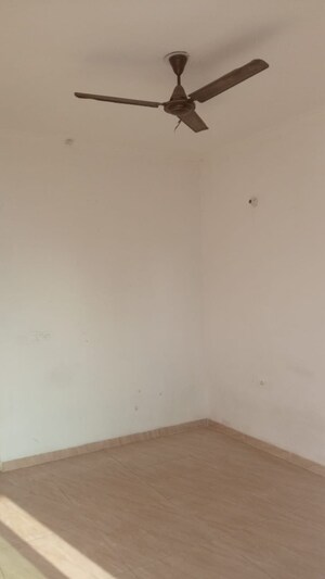 Room in 3 BHK Apartment at Gaur Atulyam, Omicron I Greater Noida – for Sale