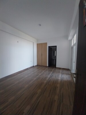 Room in 2.5 BHK Apartment at Paras Tierea, Sector 137 – for Rent