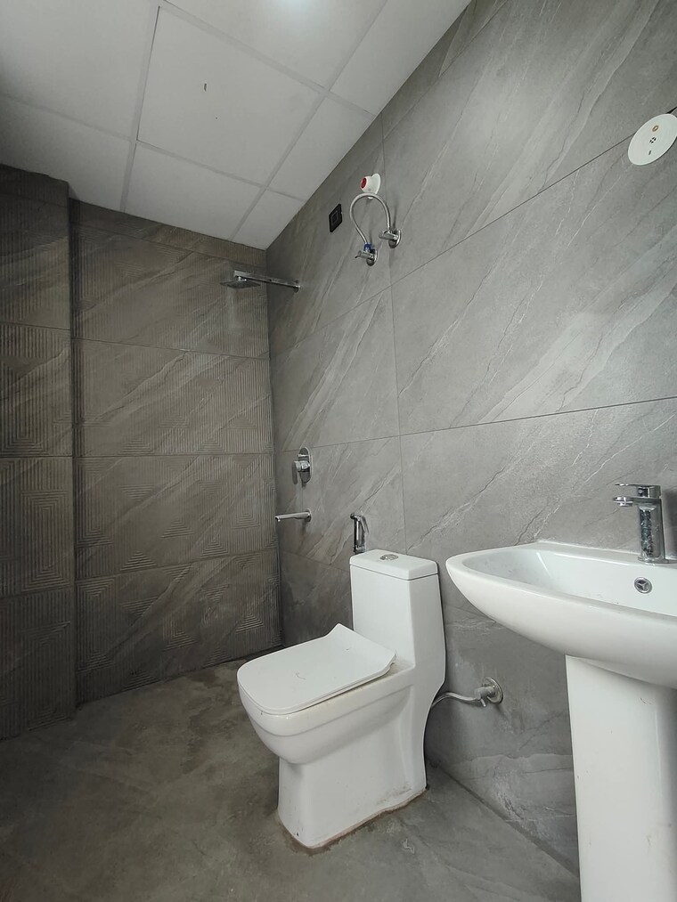 Bathroom, chattarpur 2 Bedroom 850 Sq.Ft. Builder Floor In Chattarpur Delhi 9555835