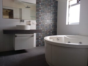 Bathroom in 5 BHK Villa at Chembur – for Rent